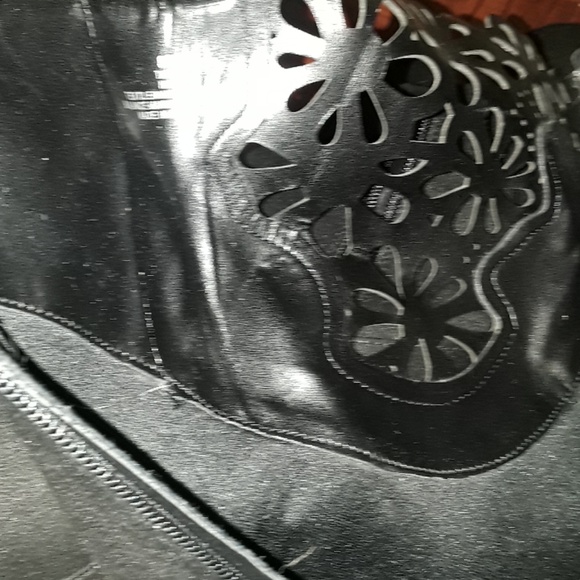 Boots - Picture 6 of 7